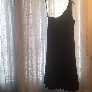 Black one strapped dress.